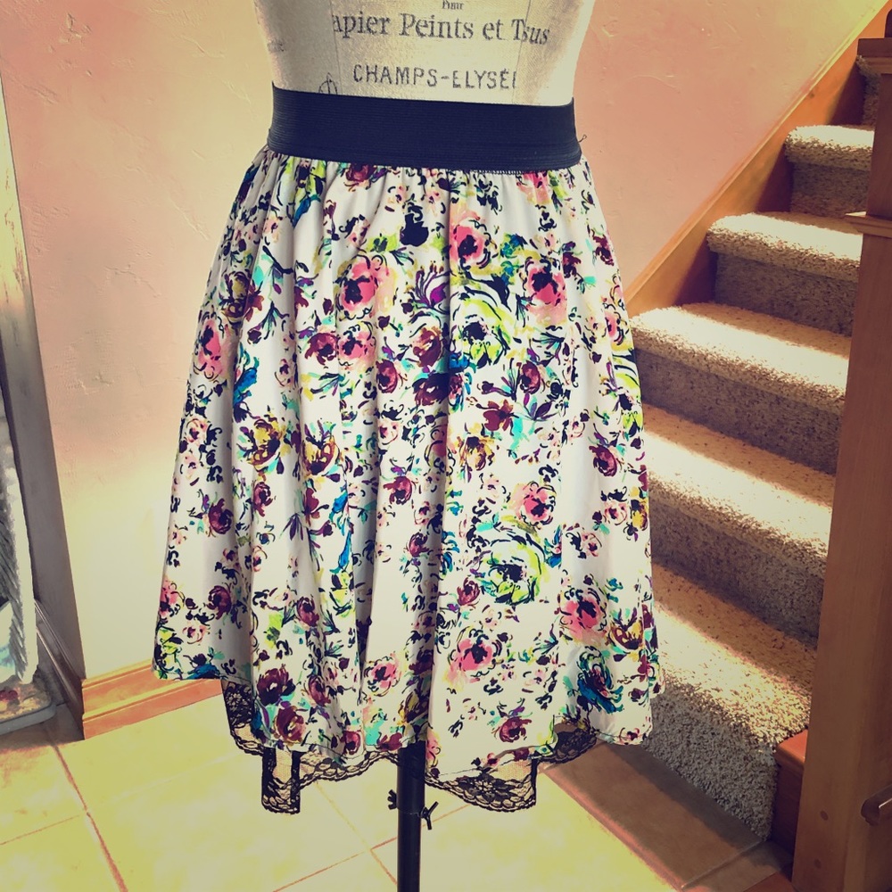 🌷🌷Xhilaration floral skirt & black lace S…